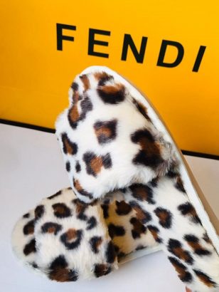 Fur slipper